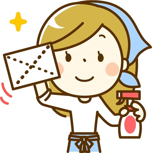 運気アップのために掃除をする女性