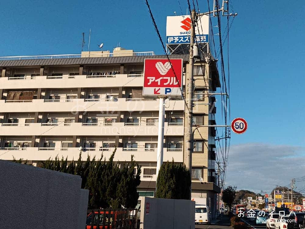 谷町甲にあるヨシノマンションのスズキ自動車の看板